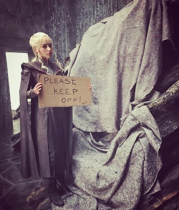 4. А вот Эмилия Кларк, пытающаяся следовать правилам "Игры престолов"