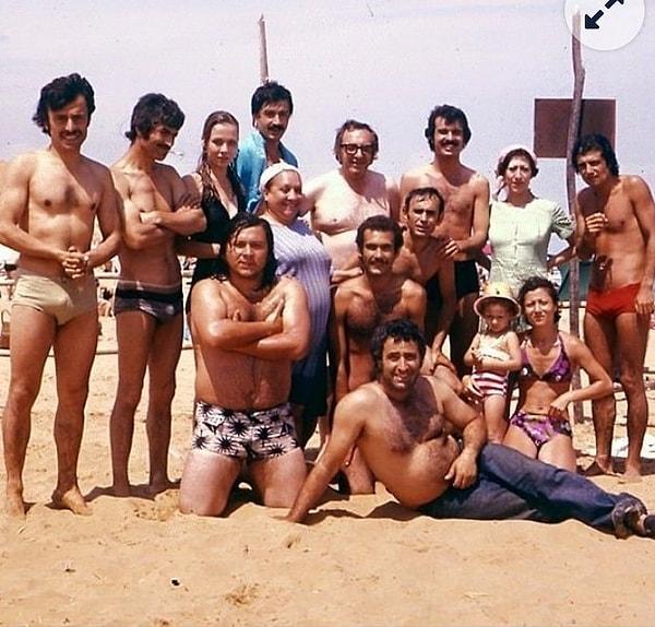 8. "Aile Şerefi" filmindeki oyuncular, piknik sahnesinden sonra denize girip böyle eğlenmişler.