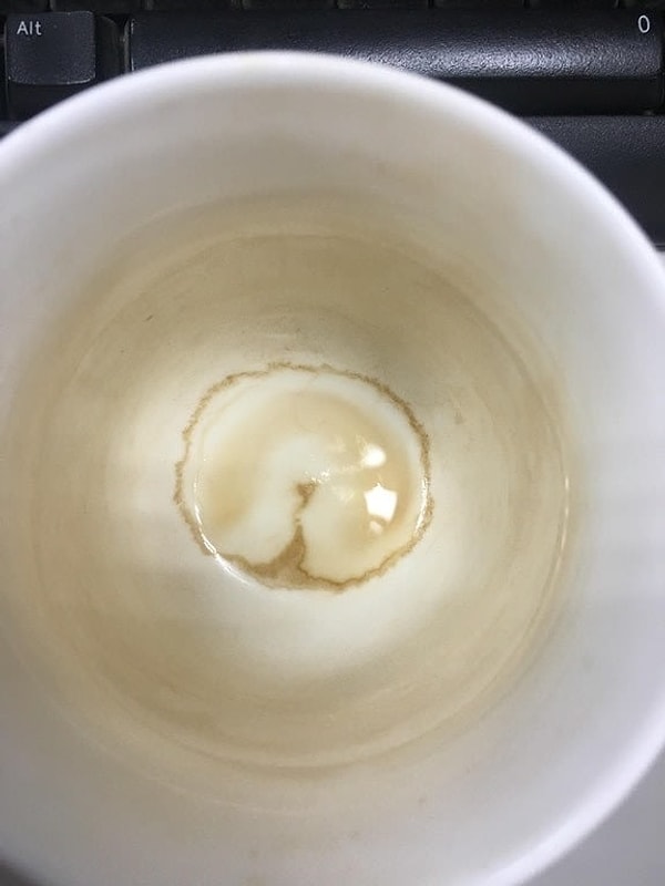 15. Когда даже пятнышко кофе намекает на то, что у тебя давно не было отношений...