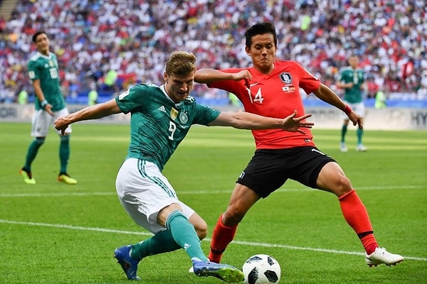 12. Потерпев поражение на групповом этапе в России, Германия стала 4-м победителем Чемпионата мира по футболу, вылетевшим из группы на следующем первенстве.