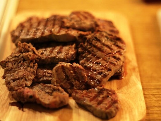 Mutsuzluk ve Hastalık Kapınızı Çalabilir! Rüyada Et Görmek Ne Anlama Gelir?