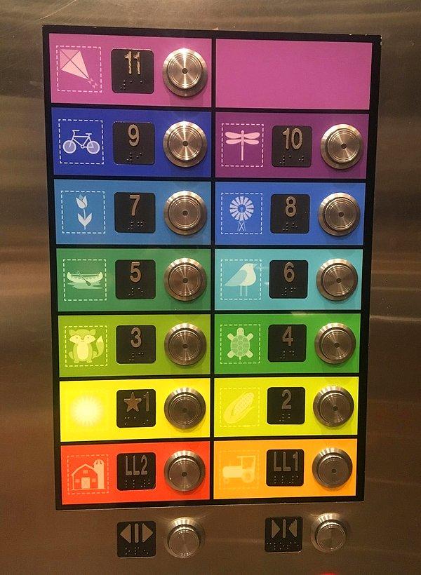 4. Bir çocuk hastanesinin asansöründe her kat rengarenk! 😌