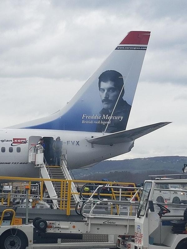 13. Kuyruğunda Freddie Mercury'nin fotoğrafı olan bir Norveç havayolu uçağı... 🤘