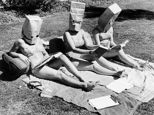 3. Kafalarına kese kağıdı geçirip güneşlenen kadınlar...