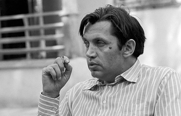 5. Какую фамилию при рождении получил советский поэт Роберт Рождественский?