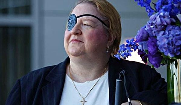Carol Weiher, 1998 yılında sağ gözünden bir operasyon geçirmiş. Ameliyat sırasında disko müzikleri duyup uyanan Carol’ın duyduğu ikinci şey ise “Daha derinden kes, sertçe çek!” olmuş.