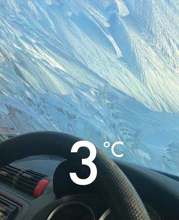 7. Karlı bir dağda yolculuk yapan birini gördüğünüzü sanıyorsanız yanılıyorsunuz. Bu arabanın ön camı.
