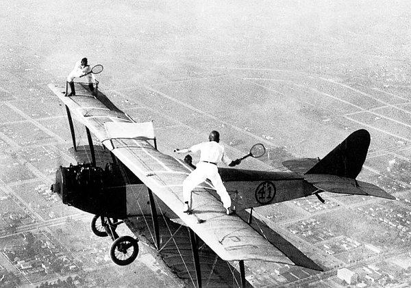 17. Uçağın kanatlarında tenis oynuyormuş gibi yapan iki dublör, 1923