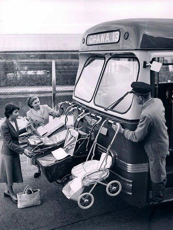 24. Bebek arabalarını taşıyan bir otobüs - Yeni Zelanda, 1955