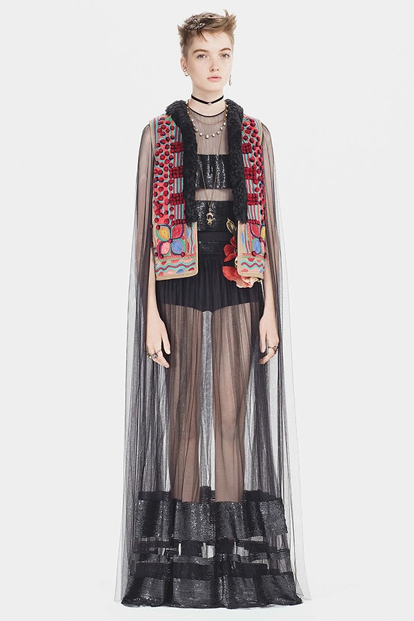 4. В прошлом году, когда дом моды Dior представил свою осеннюю коллекцию, люди в Румынии заметили, что кое-что в этой коллекции выглядит очень знакомым.