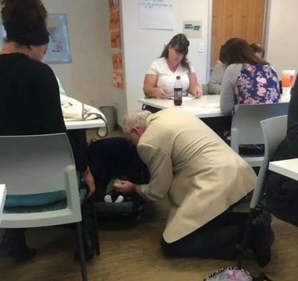 27. «Моя одногруппница вынуждена была взять своего новорожденного малыша в класс. Ребенок начал плакать посреди урока, и она взяла малыша, чтобы успокоить его. Наш профессор настоял на том, чтобы покормить ребенка и покачать его в кресле, пока он не уснет»