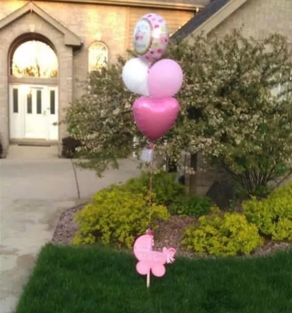 32. «У нас с женой нет друзей и семьи в этом городе, но когда мы вернулись из больницы с нашей новорожденной малышкой, то нашли в саду вот это. Не буду скрывать, я расплакался»