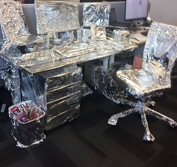 9. Много чашек кофе + работа + теории заговора = вот это вот