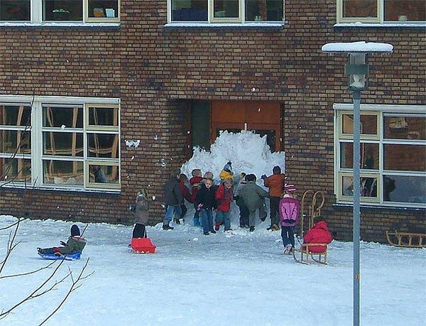 3. Kar tatilini kendi elleriyle getirmeye çalışan çocuklar...