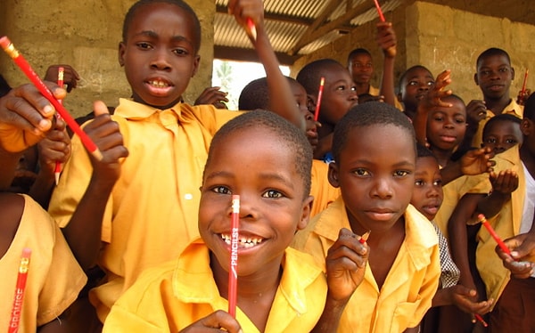 2. Вообще, Гадот уже участвовала в благотворительных акциях, связанных с детьми. В прошлом году актриса приняла участие в кампании «Карандашей надежды», организации, которая собирает средства на образование бедных детей.