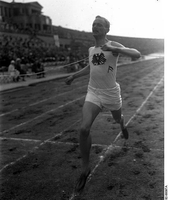 9. Otto Peltzer 800 m dünya rekorunu kırdı. - 1926