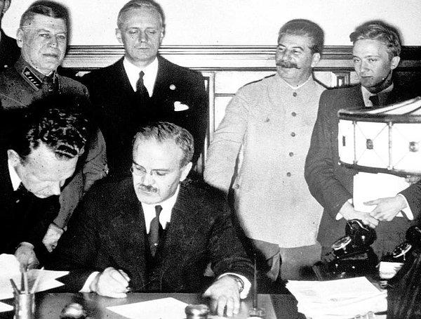 22. Sovyet Dışişleri Bakanı, Molotov Alman-Sovyet Saldırmazlık Paktı'nı imzaladı. - 1939