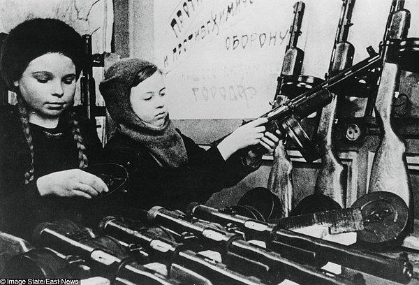 26. Genç kızlar bir Rus fabrikasında makineli tüfek montajı yapıyor. - 1943