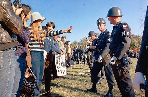 50. Askerlere çiçek veren bir savaş karşıtı protestocu - 1967