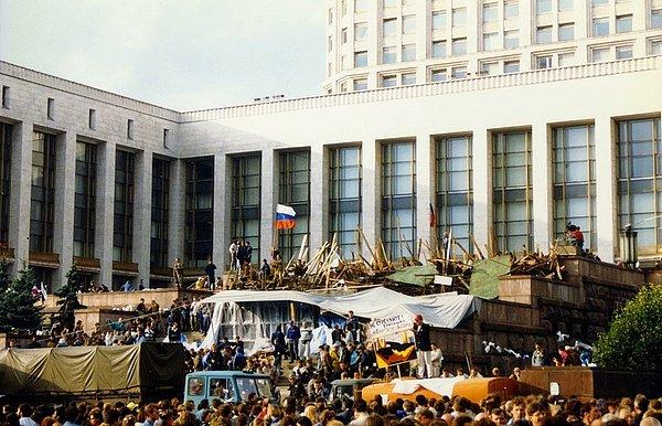 74. Moskova'daki Beyaz Saray'ın dışı - 1991