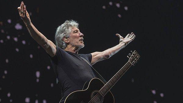 Biz sabah kalkıp okula/işe gitmeye üşenirken, 74’lük Roger Waters yine senenin yarısını dünyayı turlayarak geçiriyor.