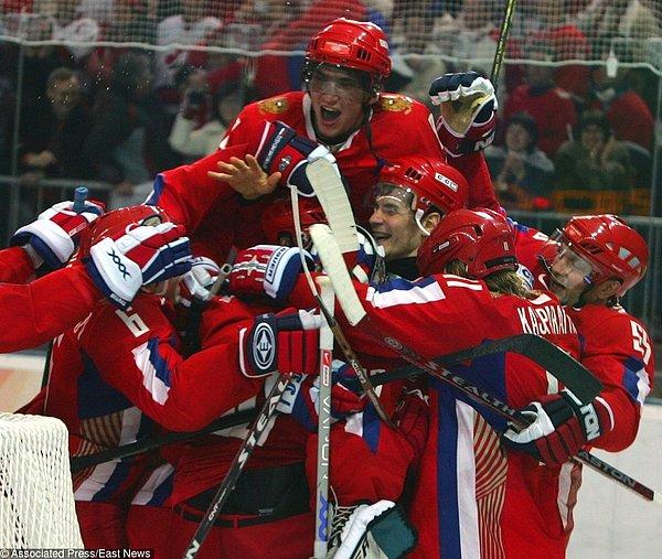89. Bu Rus takımı Kış Olimpiyat oyunlarında çeyrek final maçını kazanmalarını kutluyor. - 2006