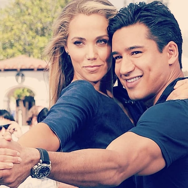 8. Редкое фото Элизабет Беркли и Марио Лопеса, звёзд комедийного сериала "Спасённые звонком"