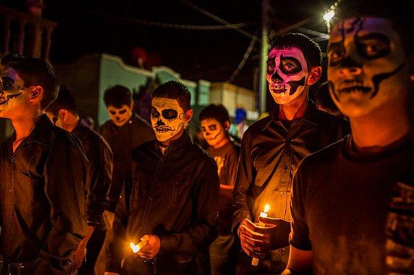 94. Ölüler Günü, Meksikalıların atalarını onurlandırdığı bir tatil. - 2011