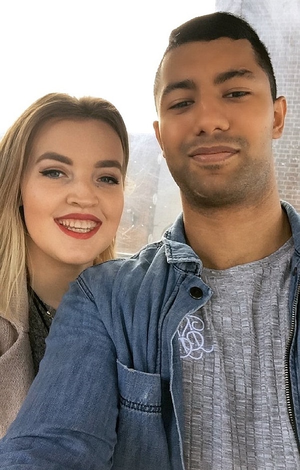 Она очень довольна своей внешностью, а ее любимый человек как всегда рядом и во всем поддерживает