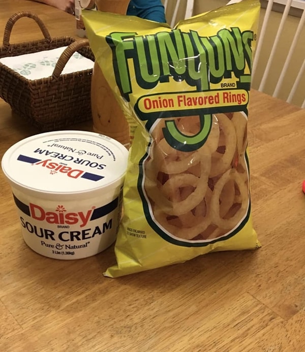 8. Чипсы с луком и сметаной? Нет проблем! Вот вам луковые чипсы, вот вам сметана.