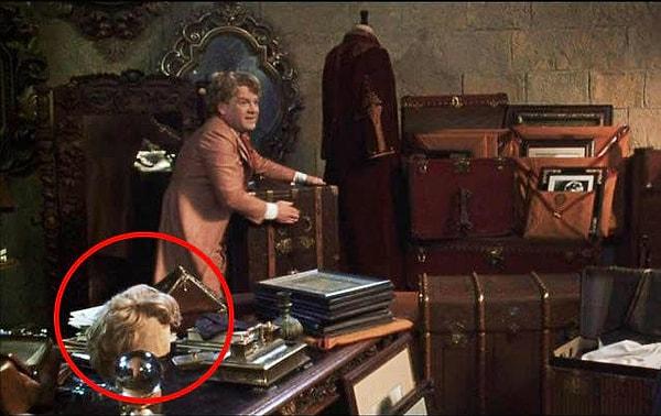 7. Sırlar Odası filminde, Gilderoy Lockhart'ın masasının üstünde ikinci bir peruk vardı.
