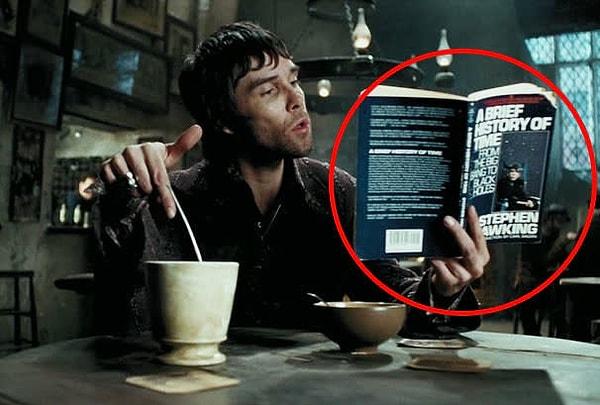8. Azkaban Tutsağı filminde, Çatlak Kazan'da Stephen Hawking'in "Zamanın Kısa Tarihi" kitabını okuyan bir büyücü vardı.