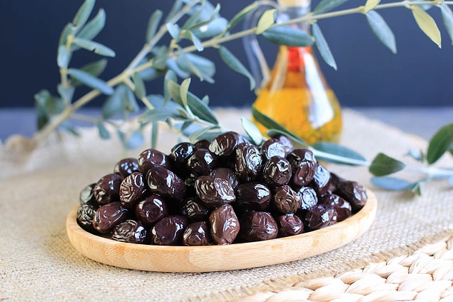 Ben de zeytinyağlı yemekleri zeytinle yemezsem tat alamıyorum. Özellikle taze fasülye, kuru fasülye ve bezelye yemekleriyle birlikte kesinlikle zeytin yerim. Bana göre tuhaf değil tabii ama bunu gören insanlar garip bakıyor bana. 😂