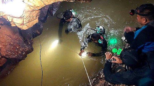 Tayland'da mağarada mahsur kalan 12 çocuk ve antrenörlerini kurtarma çalışmaları bu sabah 19 dalgıçın katılımıyla yeniden başlamıştı.