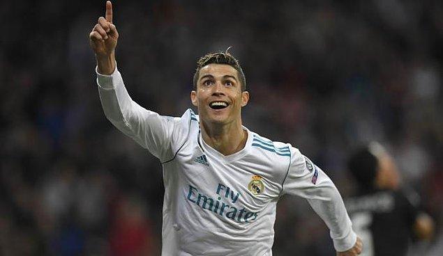 United forması ile büyük başarılar elde eden Ronaldo, 2009 yılında 94 milyon euro karşılığında Real Madrid'e transfer oldu.