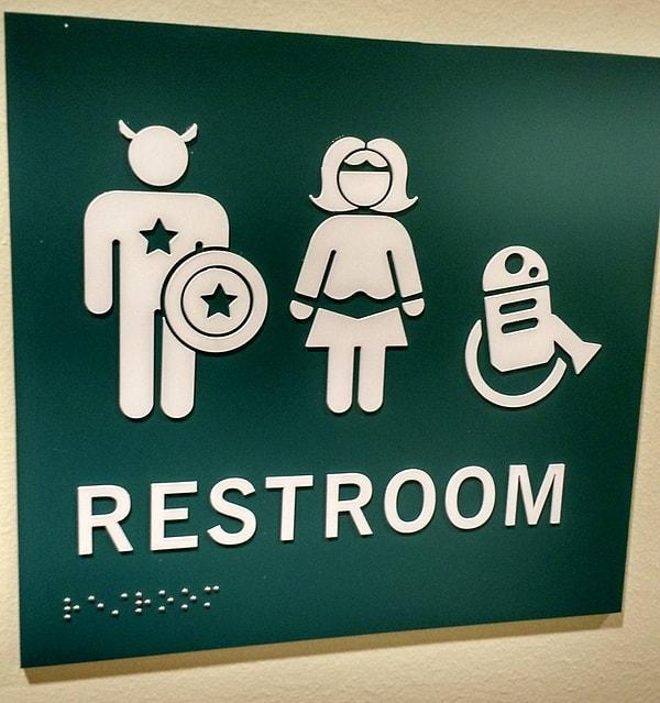 1. Kaptan Amerika, Wonder Woman ve R2-D2'nin olduğu tuvalet tabelası. 💪😍
