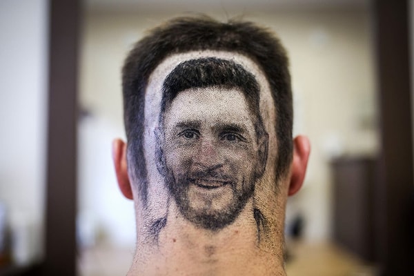 3. Футбольный фанат в Сербии в креативном салоне Novi Sad (на случай, если вы захотите себе такую же) обзавелся оригинальной прической с изображением аргентинского футболиста Лионеля Месси.