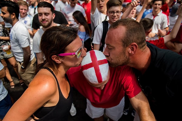 18. Английские фанаты развлекаются, как могут, перед началом четвертьфинала Англия - Швеция 7 июля.