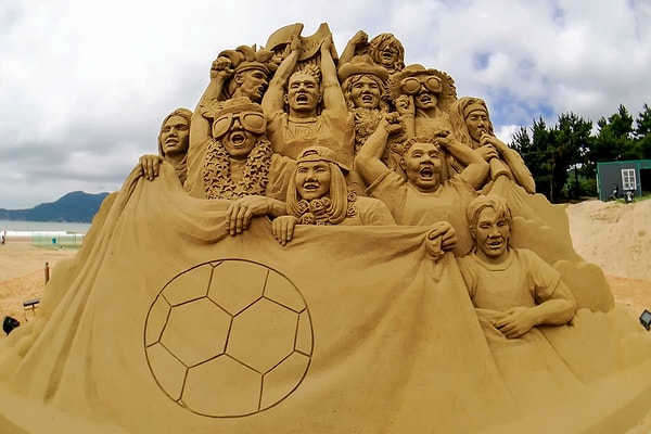 20. Скульптура из песка, выполненная в честь мундиаля в округе Чжоушань в Китае 15 июня.