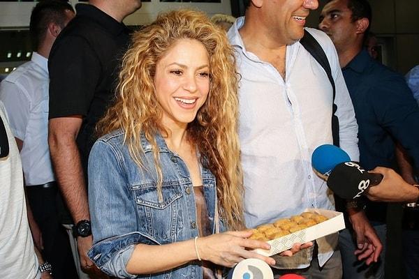 1. Konser vermek üzere İstanbul'a gelen Shakira baklavayla karşılandı.