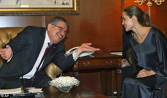8. Mülteciler için yaptığı yardımlarla bilinen Angelina Jolie, Türkiye'ye geldiğinde dönemin İçişleri Bakanı İdris Naim Şahin tarafından sempatiyle ağırlandı.