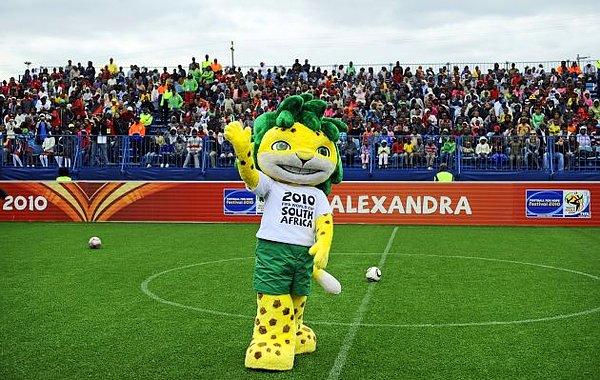 2010 yılında Güney Afrika'da düzenlenen 19. Dünya Kupası finallerinin resmi maskotu ise "futbol sahasında kamufle olmak amacıyla saçlarını yeşile boyayan", maceraperest Afrika leoparı "Zakumi" oldu.
