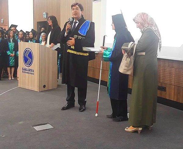 3. Sakarya Üniversitesi Hukuk Fakültesi'nde okuyan görme engelli Berru Merve Kul annesinin notlarını okuması sayesinde mezun oldu ve dereceye girdi.