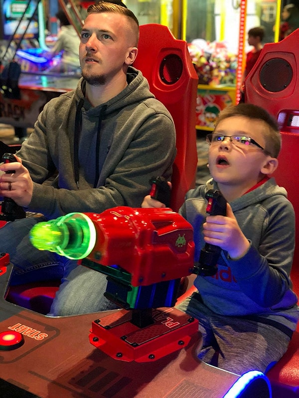 4. "На следующий день мы прогуливались по магазинам. Эммет увидел аппарат по производству фруктового льда и спросил, можем ли мы купить его вместо велосипеда, чтобы он смог начать свой бизнес", - рассказывает отец Эммета.