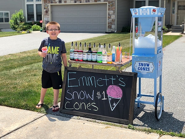 7. Мальчик самостоятельно занимается закупками всего необходимого и даже платит своим родителям "налоги".