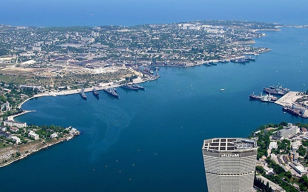 3. Какая бухта самая большая в Крыму?