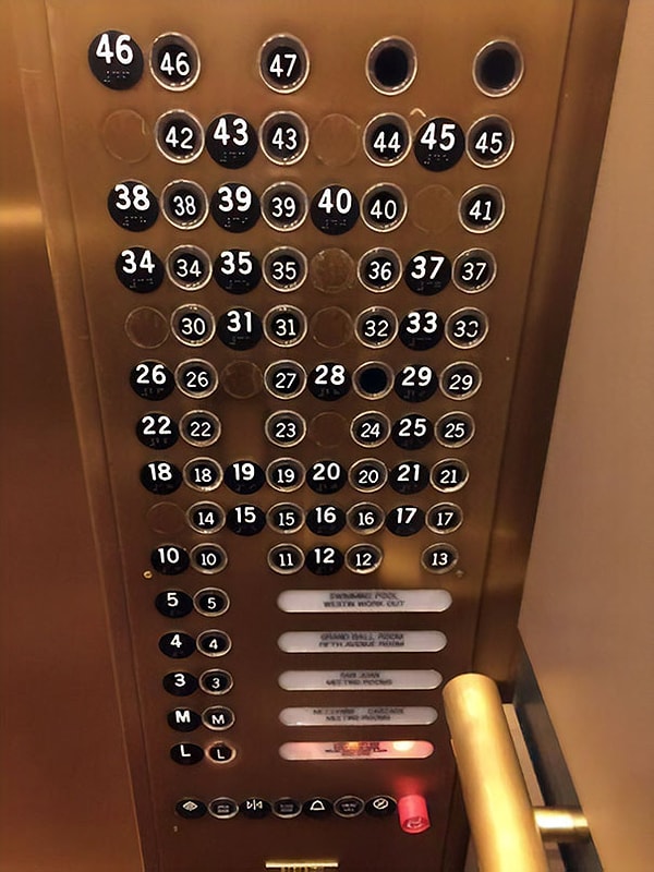 25. "Панель управления в одном из лифтов"