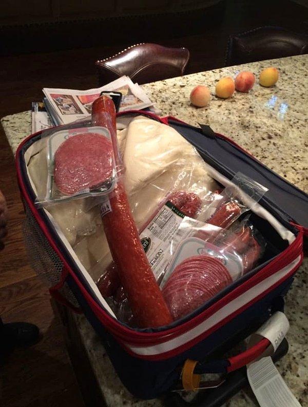 12. "İtalyan büyükannem bizi ziyarete geldi. Bu da bavulu. Etler ve peynirlerle dolu."