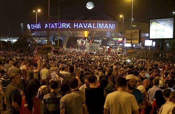 Saatler sabaha karşı 3'ü geçerken Atatürk Havalimanı'na gelen Erdoğan televizyon kanalları aracılığı ile açıklamalarda bulundu.