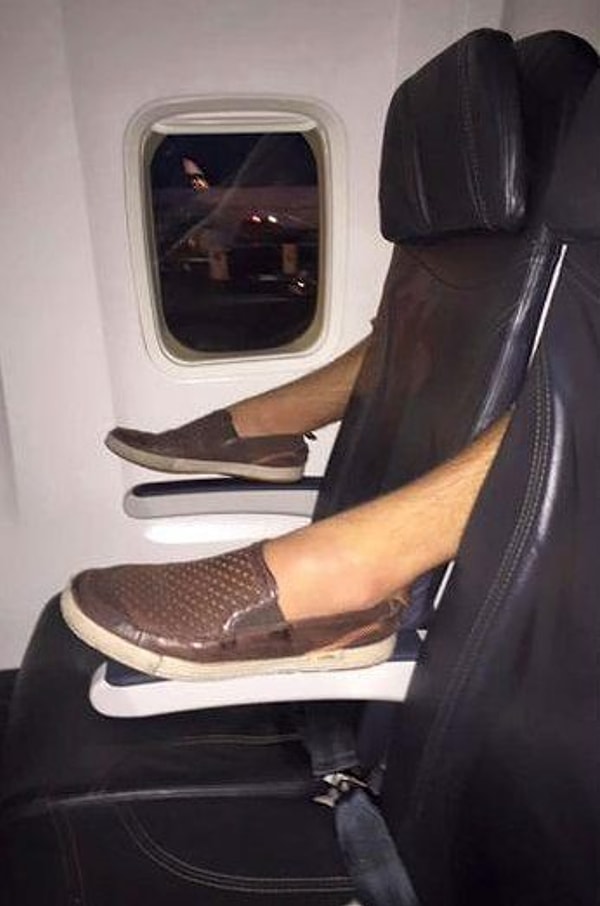 4. Проблемы высоких людей? Как бы там ни было, подлокотники явно придуманы не для ваших ступней